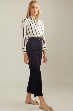 Alba Conde női nadrág egyenes, svédzsebes,hátúl gumisderekú,